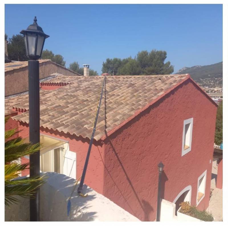 Professionnel en désinsectisation pour infecter des nids de frelons en hauteur à La Valette-du-Var